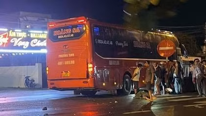 Va chạm ôtô khách, 2 vợ chồng đi xe máy tử vong