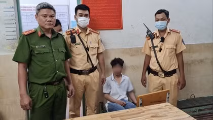 CSGT khống chế tên cướp giật điện thoại