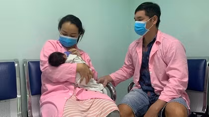 Sản phụ đẻ rơi con trong nhà vệ sinh đã "thoát hiểm" như thế nào?