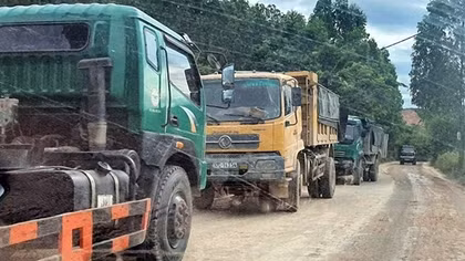 Xe chở vật liệu xây dựng cao tốc Bắc - Nam “cày nát” tỉnh lộ 538C
