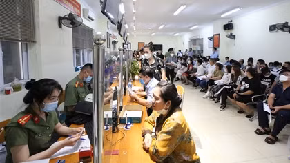Cao điểm 90 ngày đêm cấp hộ chiếu phổ thông mẫu mới