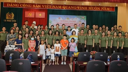 Nâng cao nhận thức cho cán bộ, chiến sĩ trong hành trình nuôi dạy con cái