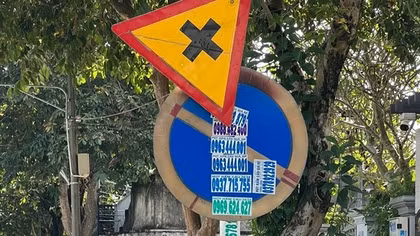Dán giấy quảng cáo "thông cống", một người dân bị phạt 5 triệu
