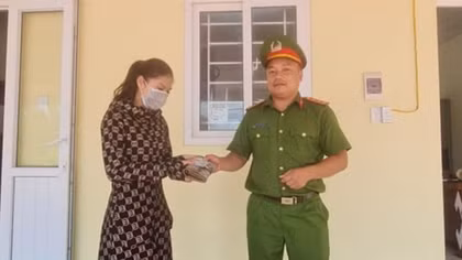 Người dân Vĩnh Thái 3 lần trả tài sản cho người đánh rơi