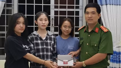 Nhặt được túi xách có nhiều tiền, 3 nữ sinh trình báo Công an