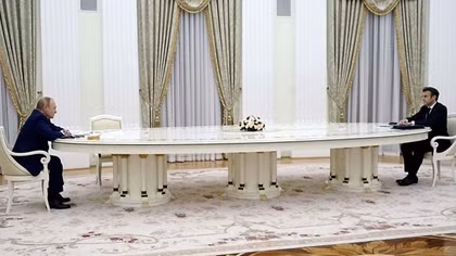 Lý do nào khiến ông Putin ngồi cách xa Tổng thống Pháp trong cuộc gặp?