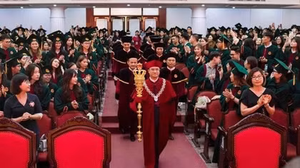 Yêu cầu báo cáo vụ Hiệu trưởng mặc trang phục khác thường ở lễ trao bằng tốt nghiệp