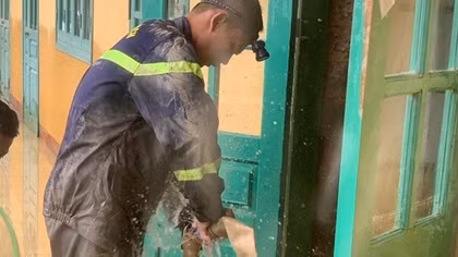 Bộ trưởng Tô Lâm gửi thư khen chiến sỹ giải cứu kịp thời 105 em học sinh khỏi vùng nước lũ