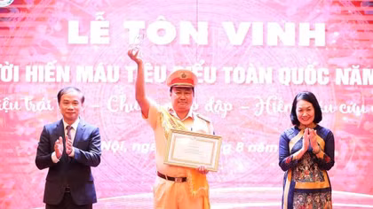 Tôn vinh Trung tá CSGT hơn 40 lần hiến máu cứu người