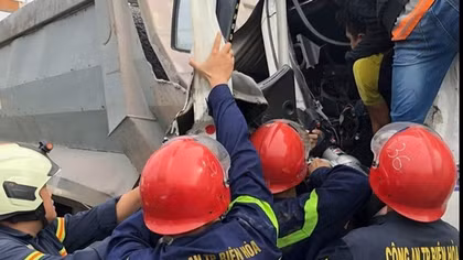 Cảnh sát phá cửa cứu tài xế trọng thương mắc kẹt trong cabin
