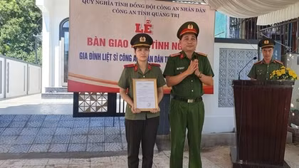 Bàn giao Nhà tình nghĩa cho vợ liệt sĩ Công an