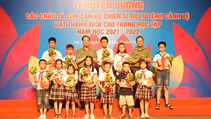 Tuyên dương con CBCS đạt thành tích xuất sắc trong học tập