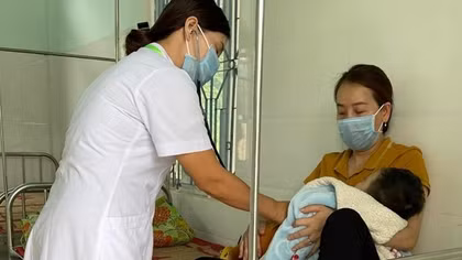 Cứu sống cháu nhỏ đuối nước trong thùng nhựa gia đình