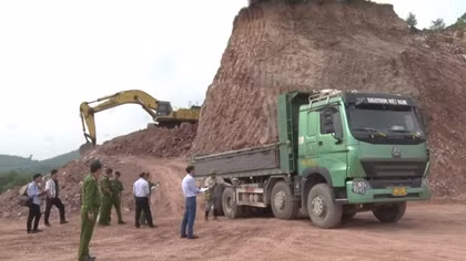 Tập kích bắt hàng chục đối tượng khai thác khoáng sản trái phép