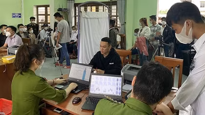 Tăng ca giải quyết thủ tục hành chính cho người dân, doanh nghiệp