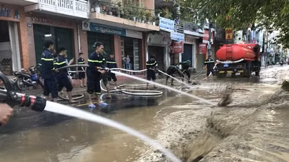 Cảnh sát PCCC và CNCH dọn bùn trên các tuyến đường Cố đô Huế sau khi lũ rút