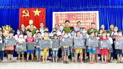 Công an tỉnh Bạc Liêu tặng quà học sinh có hoàn cảnh khó khăn