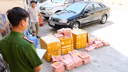 Thu giữ hơn 2 tạ xúc xích không rõ nguồn gốc xuất xứ