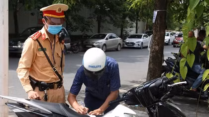 Giải khát bằng bia, “thần cồn” vi phạm kịch khung