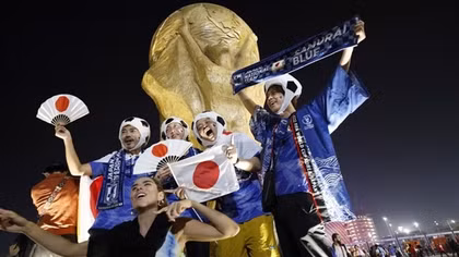 Cổ động viên Nhật Bản "ngất ngây" sau thắng lợi lịch sử trước Tây Ban Nha