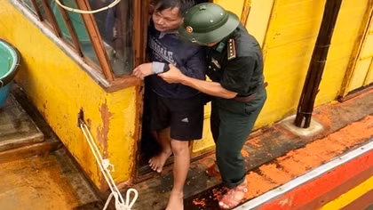 Cứu sống 8 ngư dân gặp nạn trên biển