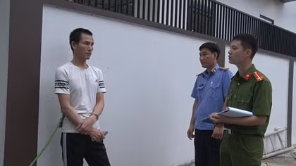 Siêu trộm "biểu diễn" màn trèo tường đột nhập biệt thự trộm nhẫn kim cương