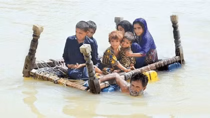 Nhiều vùng Pakistan chìm trong bão lũ và đói