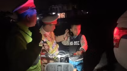 Cậu bé 9 tuổi đi lạc 60km trong đêm được CSGT đưa về nhà