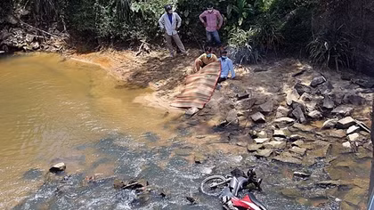 Phát hiện thi thể người đàn ông cùng chiếc xe máy dưới suối