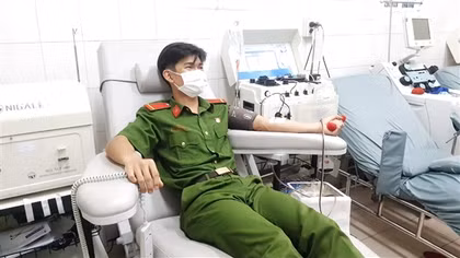 Chiến sĩ Công an nửa đêm đến bệnh viện hiến tiểu cầu cứu người