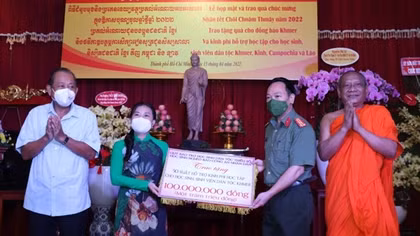 Trao tặng quà nhân dịp Tết Chôl Chnăm Thmây của đồng bào dân tộc Khmer