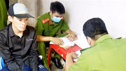 Bắt đối tượng tàng trữ ma túy và hung khí trái phép