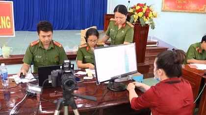 Công an phối hợp Bưu điện trả CCCD cho dân
