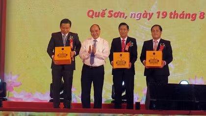 Chủ tịch nước Nguyễn Xuân Phúc dự kỷ niệm 50 năm Chiến thắng Cấm Dơi