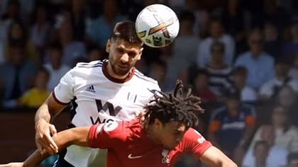 Aleksandar Mitrovic khiến Salah "lu mờ" tại Craven Cottage