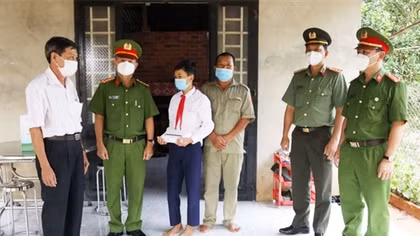 Công an Tây Ninh giúp đỡ người nghèo và gia đình chính sách