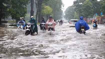Giải pháp nào khắc phục cảnh nhiều tuyến phố Hà Nội "biến thành sông" sau mưa lớn?