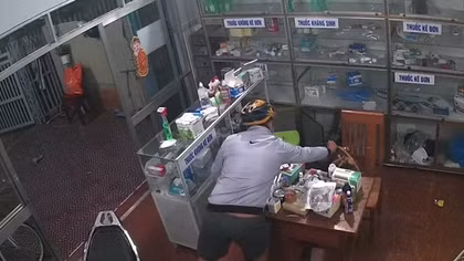 Tên trộm vứt túi xách có gần 400 triệu đồng vào thùng rác