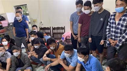 Ổ nhóm xóc đĩa có nhiều con bạc mang tiền án