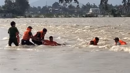 Công an xã kịp thời cứu người đàn ông bị nước lũ cuốn trôi