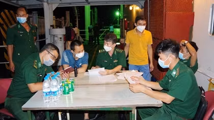 Tiếp nhận 8 thuyền viên nước ngoài bị nạn trên biển