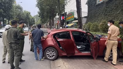 Gây tai nạn khi vừa lái ô tô vừa cầm ống tiêm