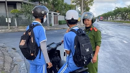 Xác định trách nhiệm phụ huynh khi để học sinh đi xe máy đến trường