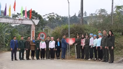 Phụ nữ Bộ Công an: Tặng cây giống, trao quà hỗ trợ người dân nghèo vùng cao