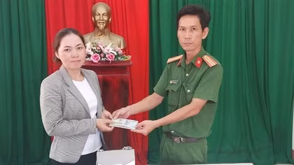 Công an trao lại túi xách do 3 nữ sinh nhặt được cho người đánh rơi