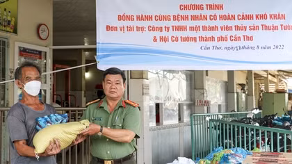 Công an TP Cần Thơ đồng hành cùng bệnh nhân có hoàn cảnh khó khăn