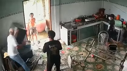 Con vay "tín dụng đen", mẹ già 78 tuổi bị đập phá tài sản