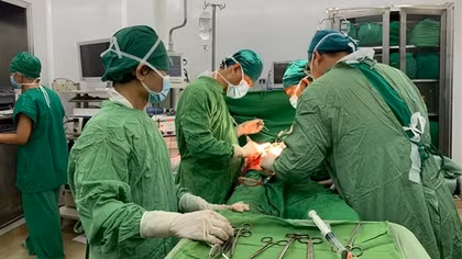 Phẫu thuật cứu bệnh nhân u nang lớn đầu tụy