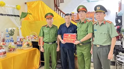 Công an tỉnh Bà Rịa-Vũng Tàu trao tặng quà gia đình ba Liệt sĩ hy sinh khi chữa cháy