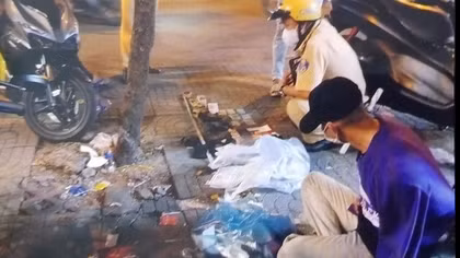 Giắt súng cạp quần lẫn túi xách đi... dạo phố